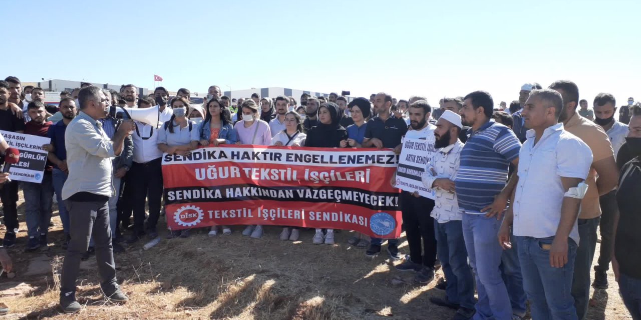 ATILAN İŞÇİLERDEN SENDİKAYI TANIMAYIP FABRİKAYI KAPATAN UĞUR TEKSTİL'E PROTESTO: "ALACAKLARIMIZ YATMADAN BURADAN AYRILMAYACAĞIZ"