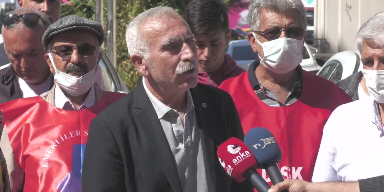 İZMİR'DE EMEKLİLER SOKAĞA İNDİ: "YİĞİT MUHTAÇ OLDU KURU SOĞANA, BUNDAN SONRA OY YOK BİZİ SOYANA"
