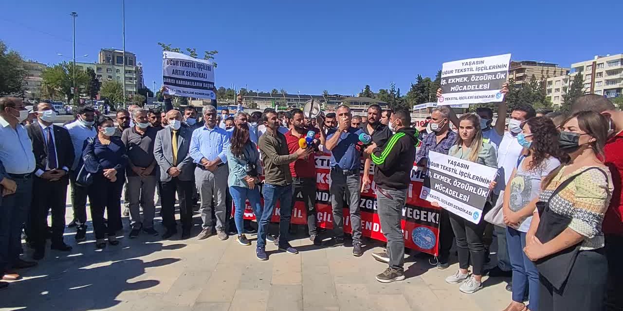 UĞUR TEKSTİL İŞÇİLERİ: "HAKSIZLIĞA KARŞI DİMDİK DURDUĞUMUZ İÇİN BİZİ KAPININ ÖNÜNE ATTILAR"