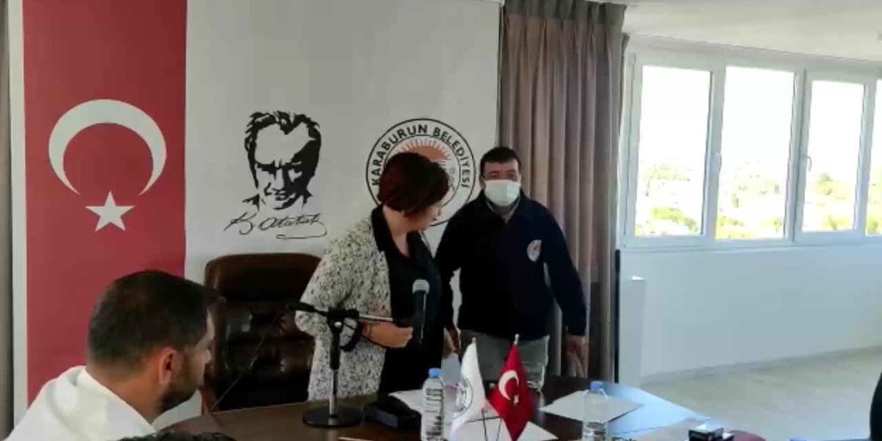 KARABURUN'UN GÜLEN YÜZÜŞENOL'A ALTIN HEDİYESİ