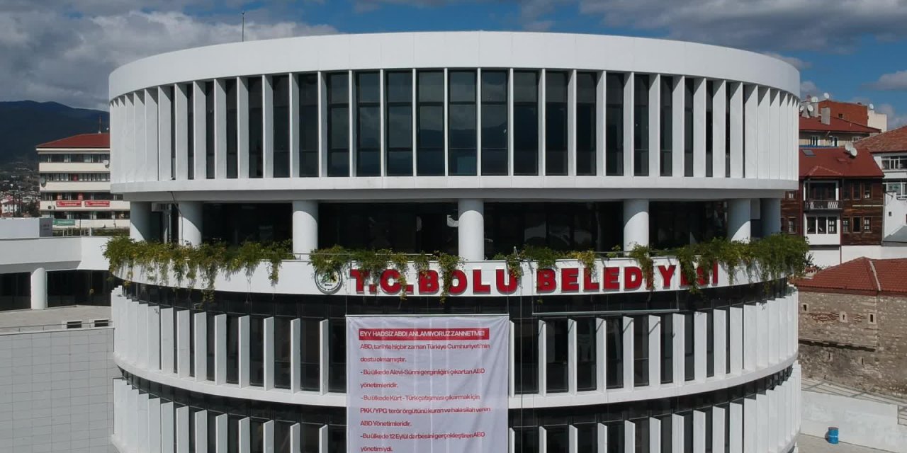 BOLU BELEDİYE BAŞKANI TANJU ÖZCAN’DAN ABD’YE PANKARTLI TEPKİ