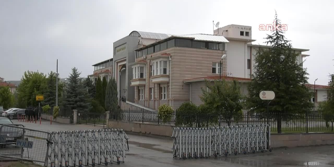 KILIÇDAROĞLU’NA LİNÇ GİRİŞİMİ DAVASINDA 3. DURUŞMA YAPILDI. YUMRUK ATAN SANIĞIN ÇELİŞKİSİÜZERİNE AVUKAT "LEZBİYEN Mİ BUNLAR?" DEDİ