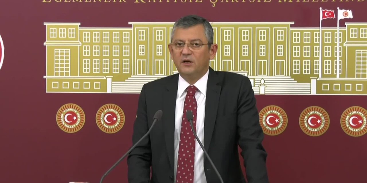 CHP’LİÖZEL’DEN “3600 EK GÖSTERGE” TEPKİSİ: “YAHU NE HAZIRLIĞI, ÜÇ MADDELİK KANUN, 15 DAKİKADA YAZARIM”