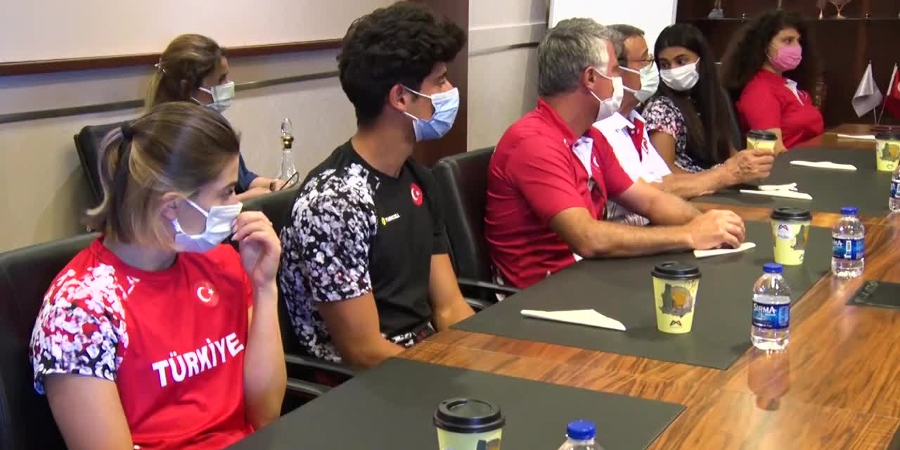 REKORTMEN MİLLİ SPORCULARDAN VAHAP SEÇER’E 19 MAYIS ZİYARETİ