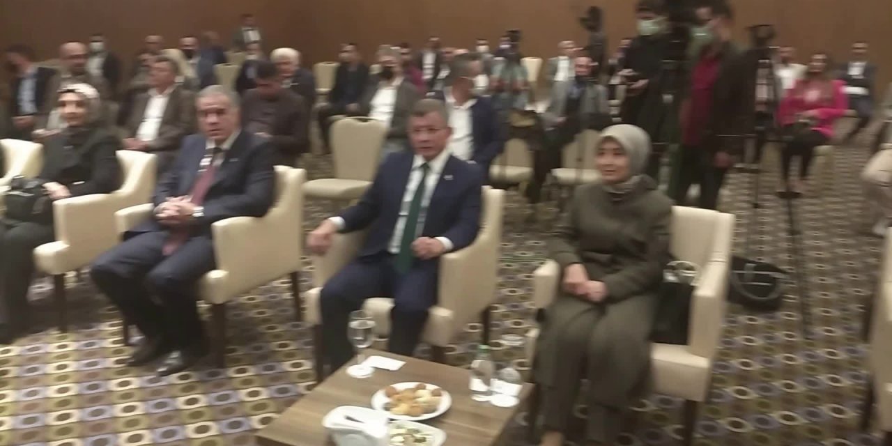 DAVUTOĞLU: “8 KASIM’DA BİR DAMAT ARAMA SENE-İ DEVRİYESİ YAPMAMIZ LAZIM. BİR YILDIR ORTADA YOK”