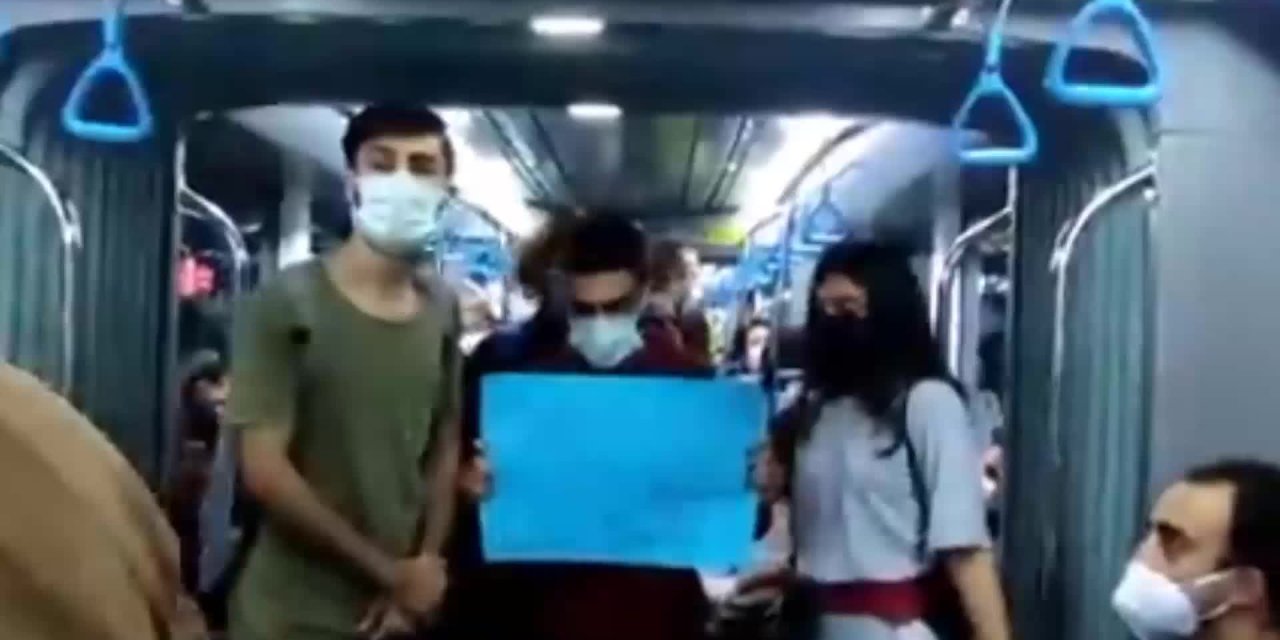 İZMİRLİÖĞRENCİLERDEN, BOĞAZİÇİÜNİVERSİTESİ'NDEKİ TUTUKLAMALARA TRAMVAYDA VE TRENDE TEPKİ