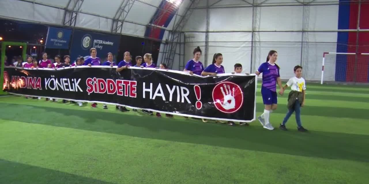 MERSİN BÜYÜKŞEHİR’İN KADIN ÇALIŞANLARI MESAİDEN SONRA FUTBOL ÇALIŞIYOR