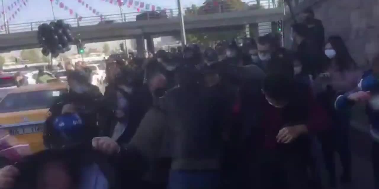 ANKARA GARI'NDA 10 EKİM’DE ÖLENLER ANILDI. POLİSİN SERT MÜDAHALESİYLE 22 KİŞİ GÖZALTINA ALINDI