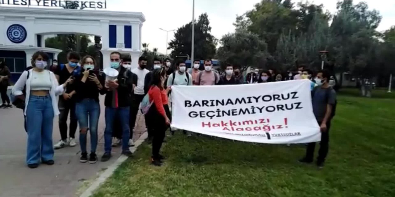 İZMİR'DE ÜNİVERSİTE ÖNÜNDE "BARINAMIYORUZ" EYLEMİ