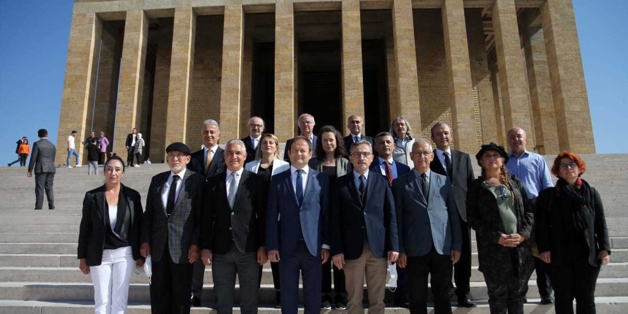 PMD'NİN YENİ YÖNETİMİ, ATA'NIN HUZURUNDA: "AMACIMIZ HER ZAMAN TARAFSIZ, ÖZGÜR BİR RUHLA DOĞRULARIN YANINDA SAF TUTMAK OLACAKTIR"