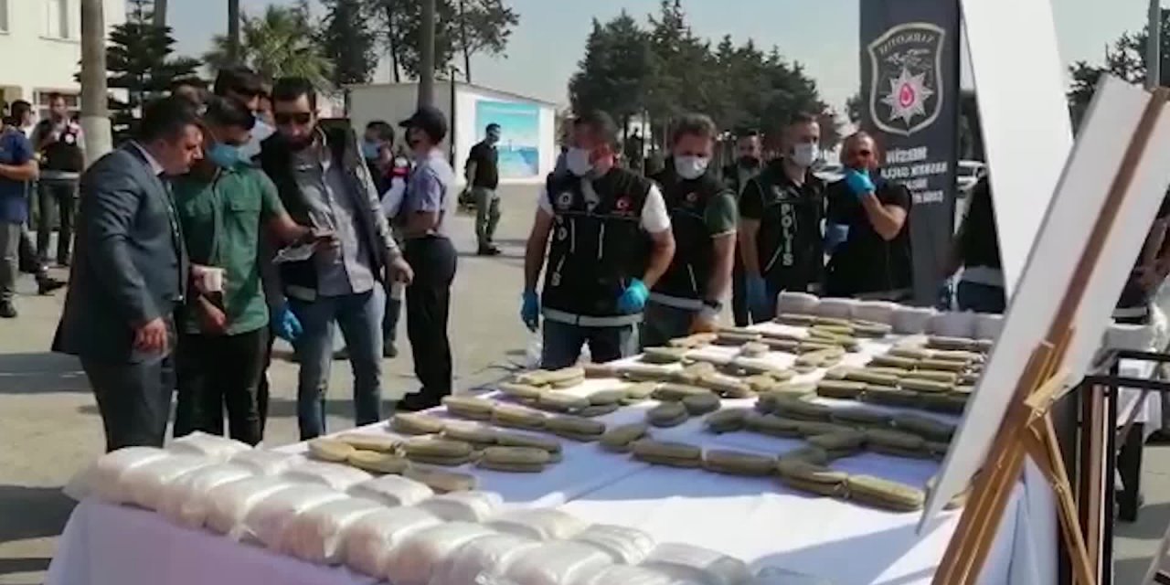 AKDENİZ'DE ELE GEÇİRİLEN 1,5 TON UYUŞTURUCU MERSİN'DE SERGİLENDİ
