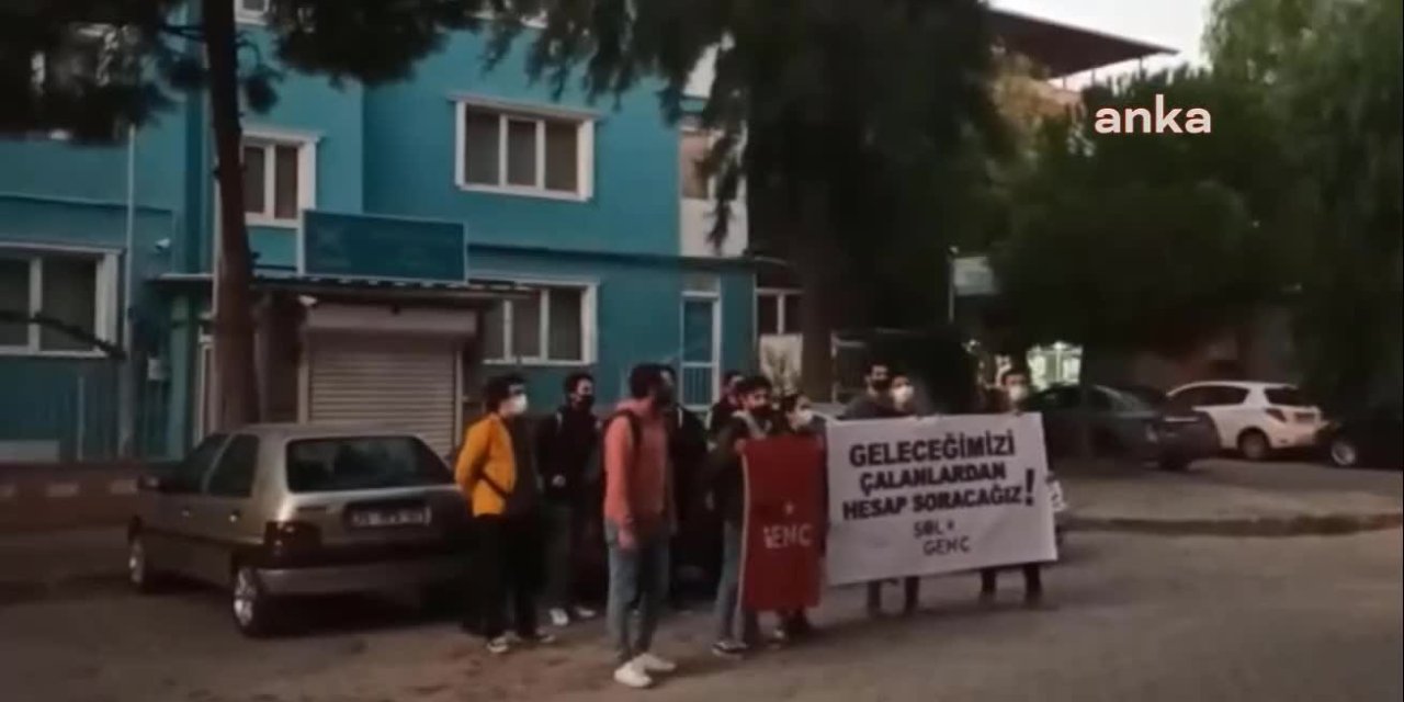 TÜGVA ÖNÜNDE PROTESTO YAPAN ÖĞRENCİLER: "GENCECİK İNSANLARIN GELECEKLERİYLE ADETA DALGA GEÇİYORLAR"