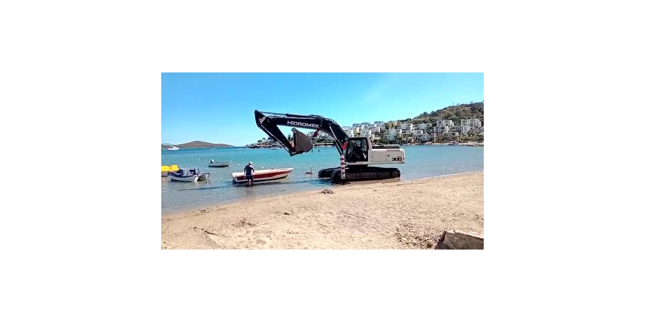 BODRUM'DA MAVİ BAYRAKLI PLAJA İŞ MAKİNASI GİRDİ
