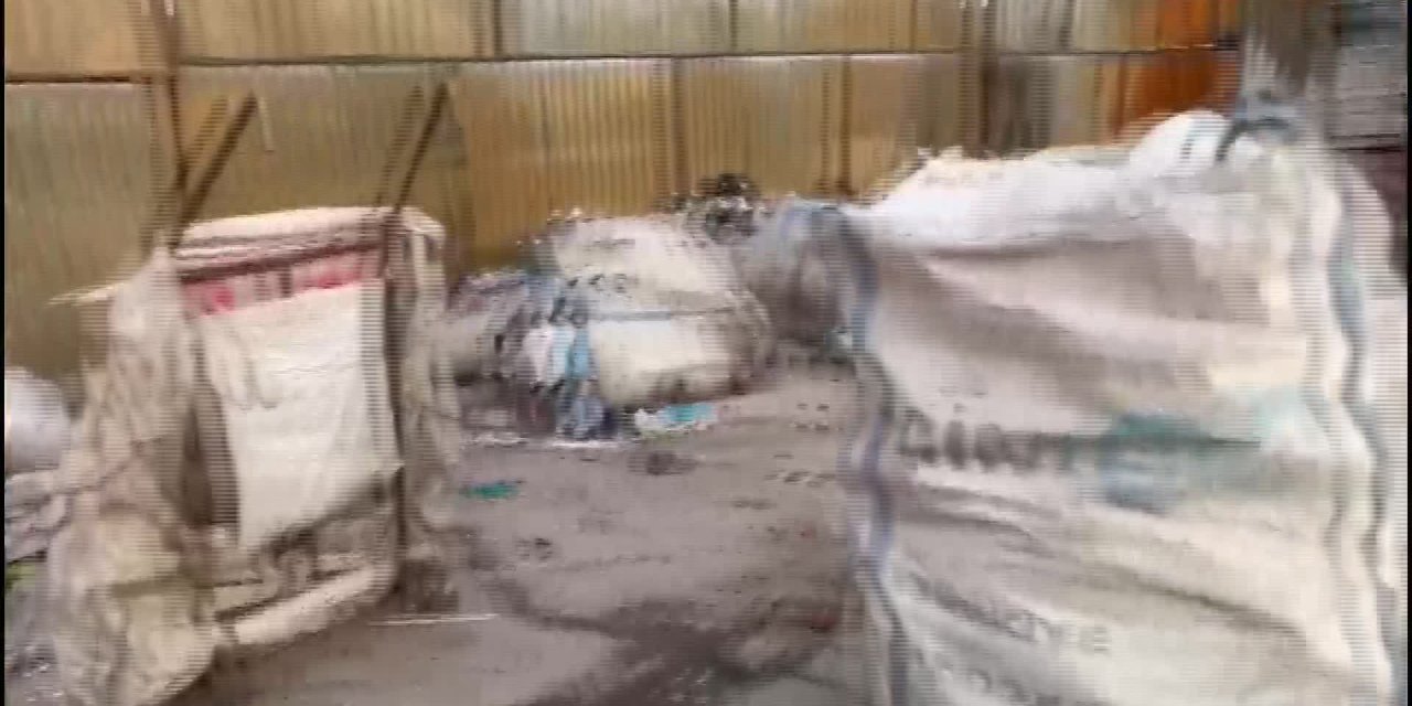 VETERİNER TEKNİKERİ SOKAKTA KAĞIT TOPLUYOR: "ÜNİVERSİTE MEZUNUYUM, BU İŞİ YAPMAK GURURUMA DOKUNUYOR, BÖYLE HAYAL ETMEMİŞTİM"