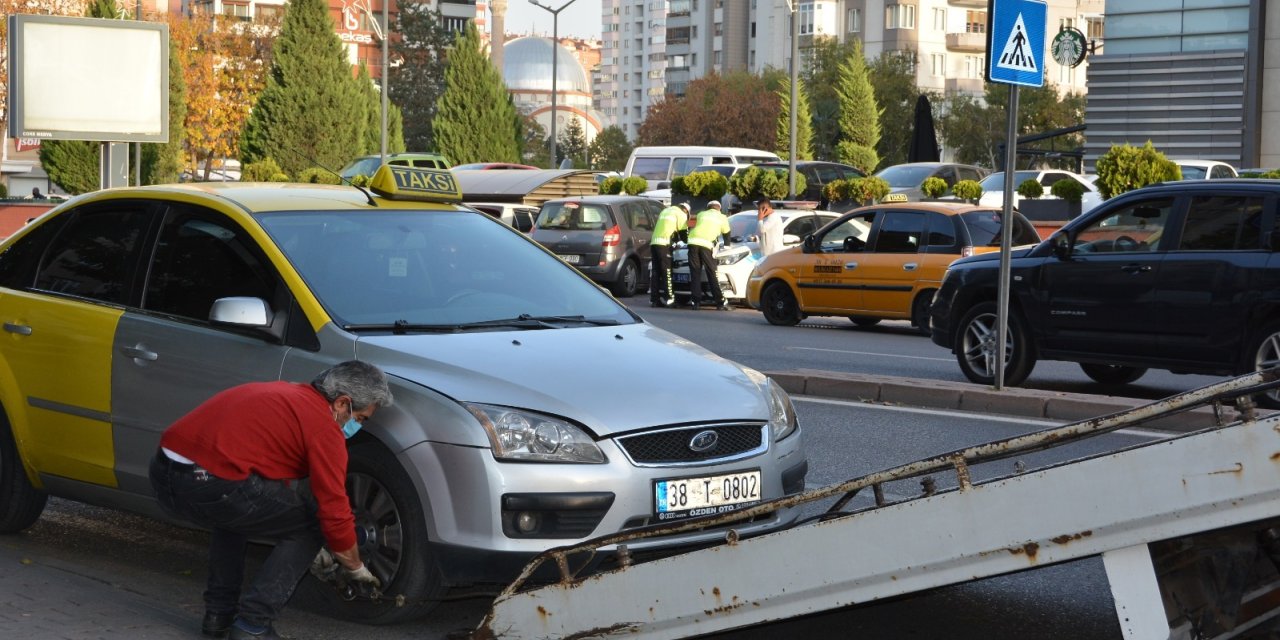 TÜRKİYE GENELİNDE 23 BİN PERSONELLE VALE VE TAKSİLERE YÖNELİK UYGULAMA YAPILDI. 73 TAKSİ TRAFİKTEN MENEDİLDİ