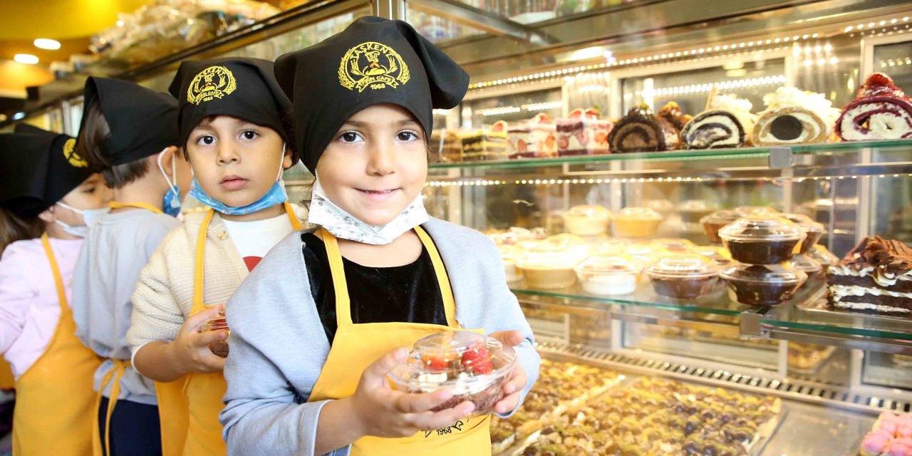 KARŞIYAKALI MİNİKLER PASTA ATÖLYESİNDE