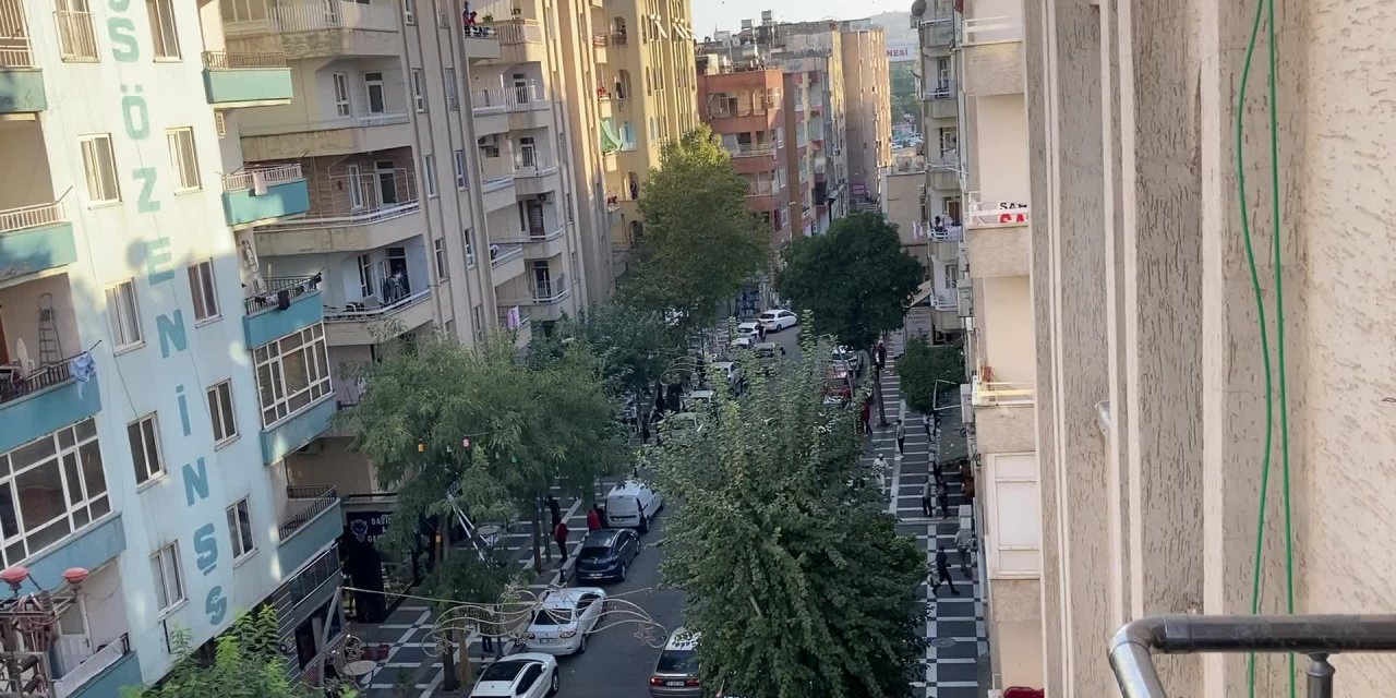ŞANLIURFA'DA SURİYELİ GÖÇMENLER ARASINDA TAŞLI, SOPALI, SİLAHLI KAVGA ÇIKTI. BAZI EV VE İŞYERLERİNİN CAMLARI KIRILDI