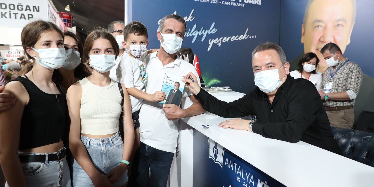 ANTALYA KİTAP FUARI’NDA HAFTA SONU YOĞUNLUĞU