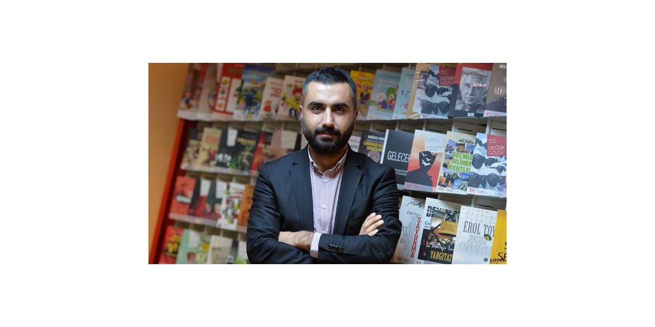 JÜRİ’NİN “KORKUSUZ” DEDİĞİ GAZETECİ ALİCAN ULUDAĞ, RAİF BEDEVİ CESUR GAZETECİLİK ÖDÜLÜ’NÜ ALDI