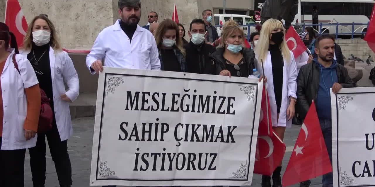 GÜZELLİK UZMANLARI, DANIŞTAY'IN EPİLASYON CİHAZI KARARINI ANKARA'DA PROTESTO ETTİ: "BİR CIMBIZA MAHKUM OLDUK, BÜTÜN HAKLARIMIZ ELİMİZDEN ALINDI"