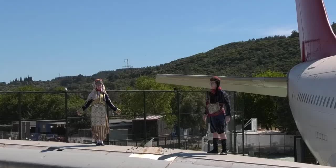 UÇAK KANADINDA 19 MAYIS ZEYBEĞİ