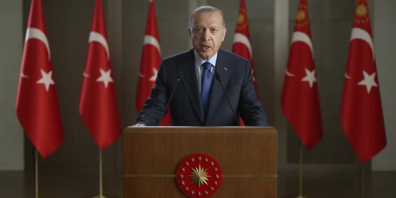 ERDOĞAN: "DEMOKRASİ PİRAMİDİNİN TABANINI OLUŞTURAN MUHTARLARIMIZLA ZİRVESİNİ TEMSİL EDEN CUMHURBAŞKANI ARASINDA SAMİMİ DİYALOG KANALI OLUŞTURDUK"