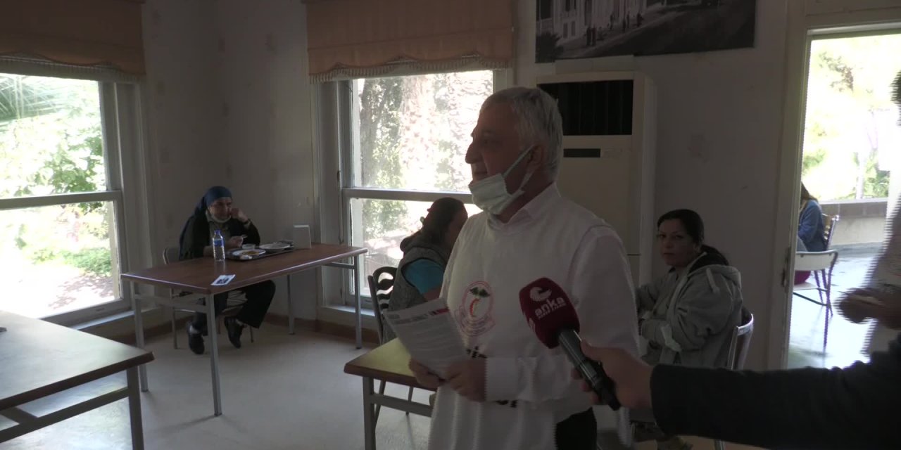HASTANEDE ALKIŞLI PROTESTO: "5 DAKİKADA HEKİMLİK OLMAZ"
