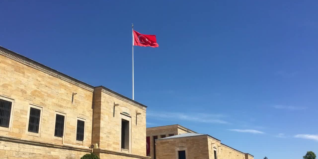 YURTTAŞLAR ATA'SINA KOŞTU, O DA ANITKABİR'DE EKMEK PARASINI KAZANMAYA ÇALIŞTI