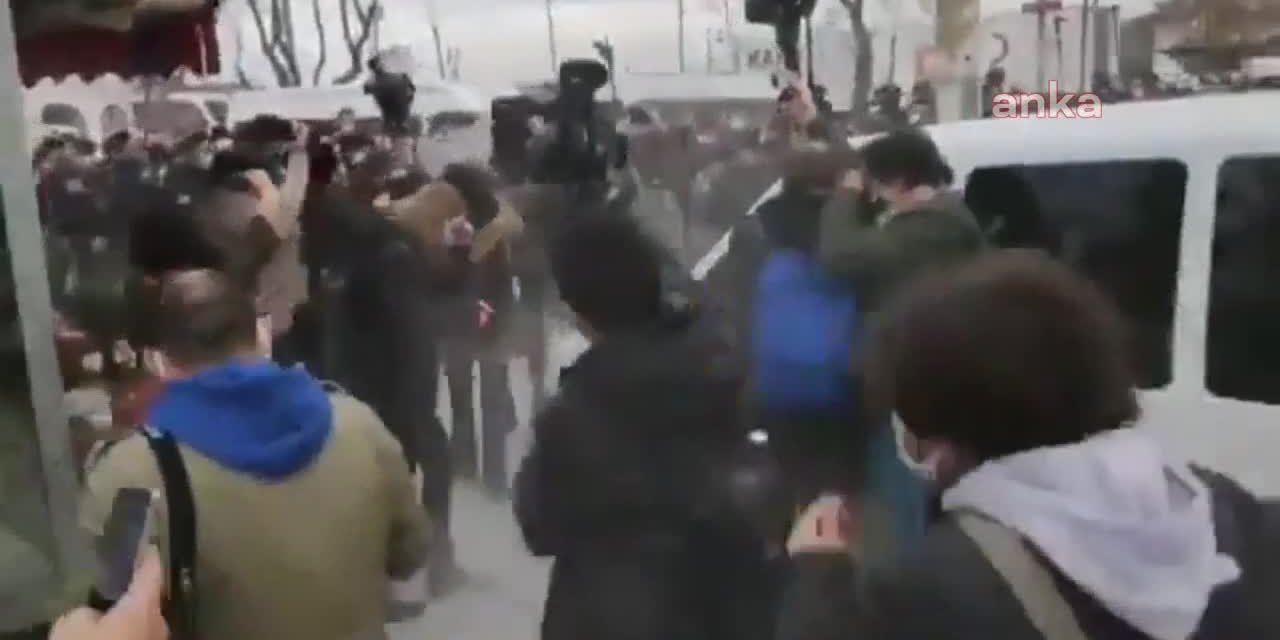 KADIKÖY'DEKİ BOĞAZİÇİ PROTESTOLARI NEDENİYLE 9 KİŞİNİN YARGILANDIĞI DAVA ERTELENDİ
