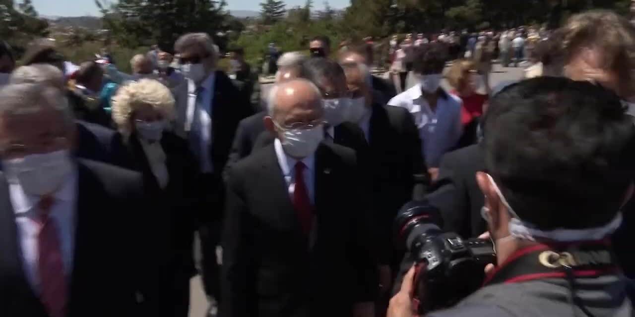 CHP LİDERİ KILIÇDAROĞLU, GENÇLER İLE BİRLİKTE ANITKABİR'İ ZİYARET ETTİ