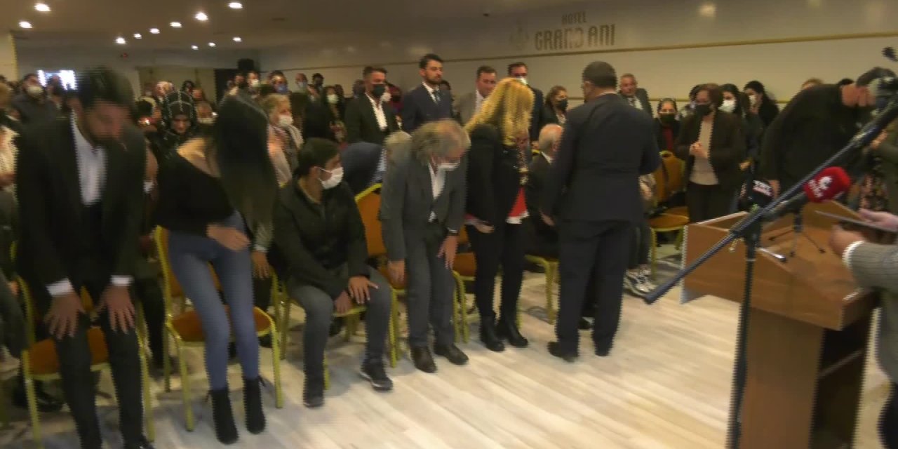 KILIÇDAROĞLU ROZET TAKMA TÖRENİNDE KONUŞTU: "PARTİMİZ DEFALARCA KAPATILDI, AMA ONA RAĞMEN DEMOKRASİDEN GERİ ADIM ATMADIK"