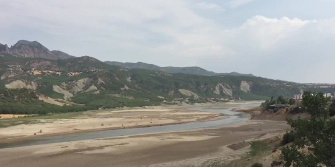 TUNCELİ'DE KURAKLIK YÜZÜNDEN BARAJ GÖLETİ KURUDU