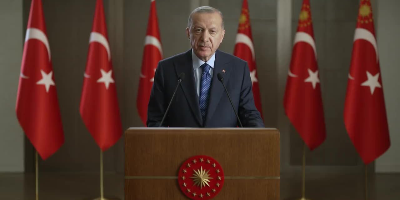 ERDOĞAN: "SOSYAL MEDYA MECRALARI, DEMOKRASİYİ, TOPLUMSAL BARIŞI, MİLLİ GÜVENLİĞİ TEHDİT EDER KONUMA GELDİ"