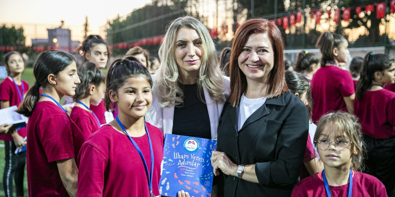 DİLEK İMAMOĞLU, “İLHAM VEREN ADIMLAR” KİTABINI MERSİN’DE ‘KIR ÇİÇEKLERİ’NE ANLATTI