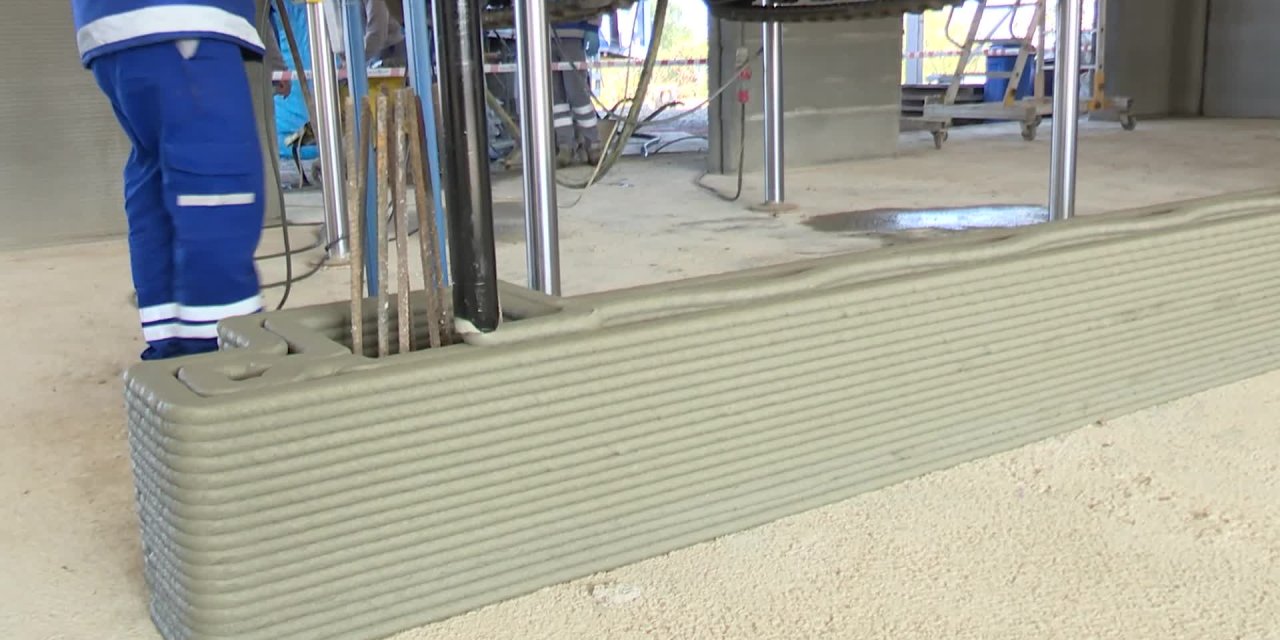 İMAMOĞLU, TÜRKİYE'NİN İLK 3D BETON YAZICI TEKNOLOJİSİ KULLANILARAK İNŞA EDİLEN BİNASINI GEZDİ