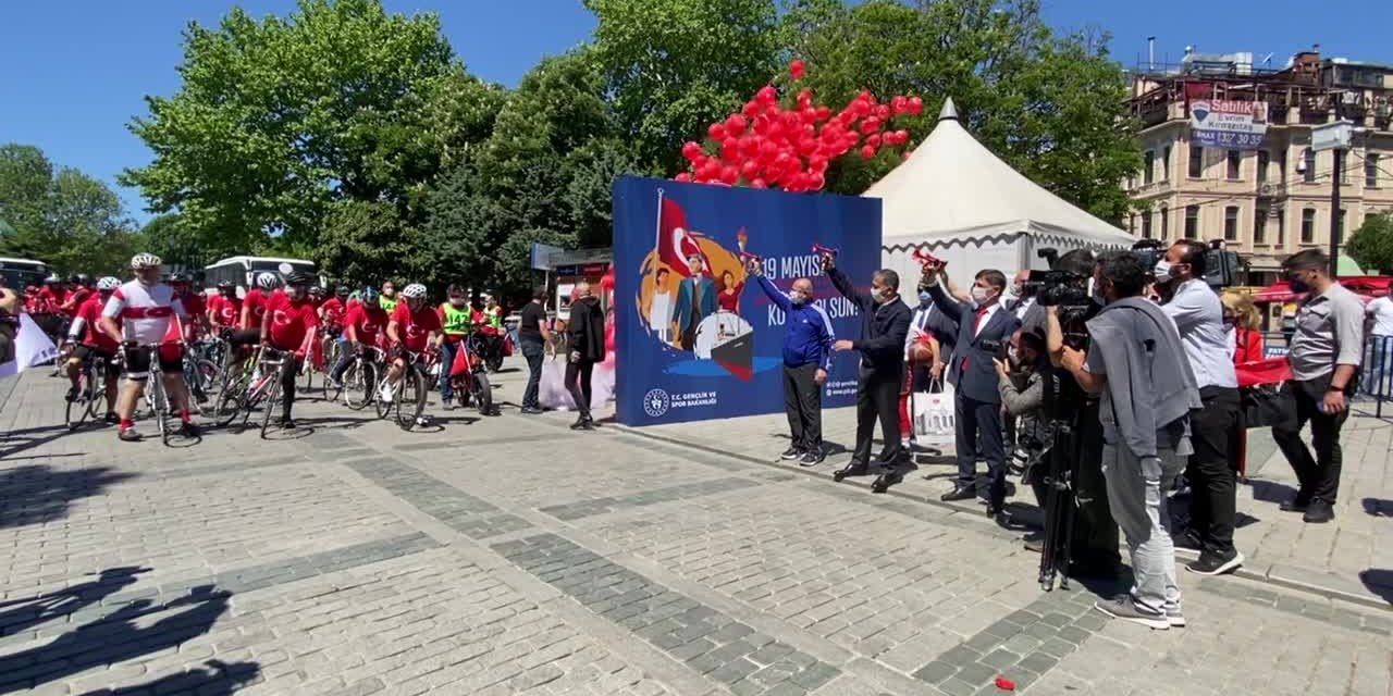 İSTANBUL'DA 102 BİSİKLETÇİ, 19 MAYIS KUTLAMALARI İÇİN 21 KİLOMETRE PEDAL ÇEVİRDİ
