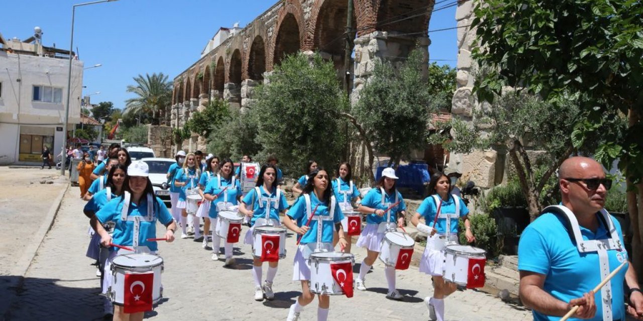 EFES SELÇUK’TA GENÇLİK BANDOSU İLE BAYRAM COŞKUSU
