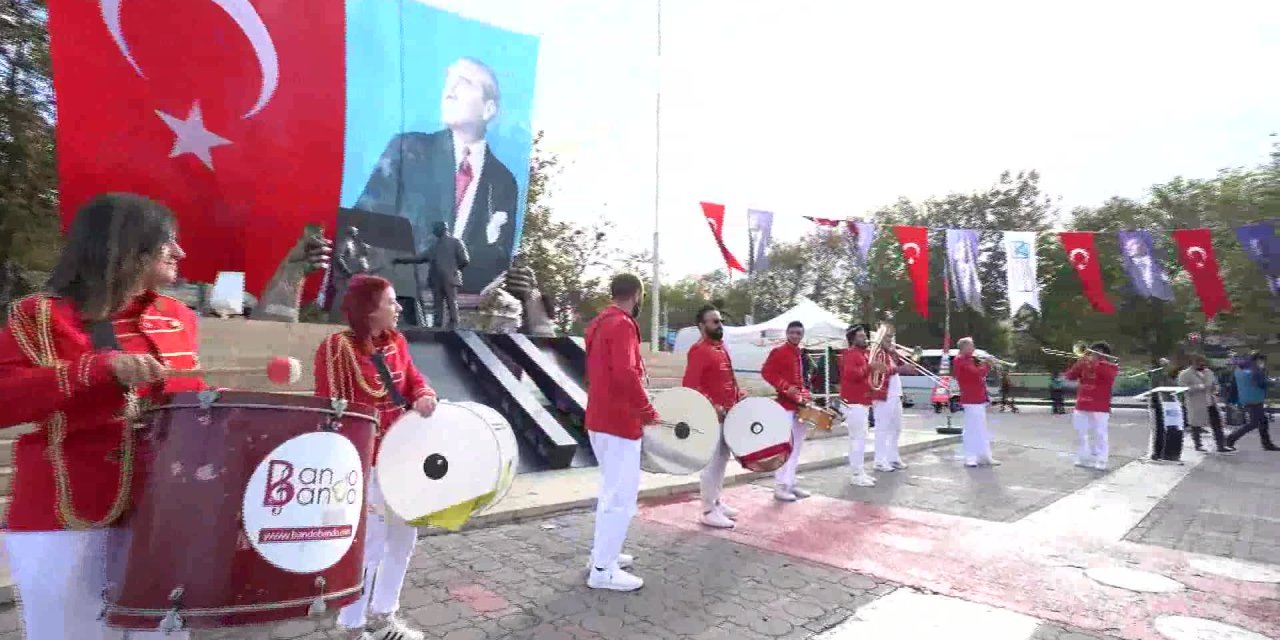 ÖĞRENCİLERİN CUMHURİYET MEŞALESİ YAKMA TÖRENİNE KATILIMINA İZİN VERİLMEDİ. KADIKÖY BELEDİYE BAŞKANI ODABAŞI KARARA TEPKİ GÖSTERDİ