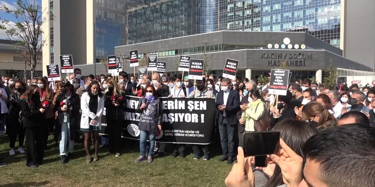 ASİSTAN HEKİMLERDEN '36 SAATLİK NÖBET' PROTESTOSU: "BİR ARKADAŞIMIZI DAHA KAYBETMEYE TAHAMMÜLÜMÜZ YOK"