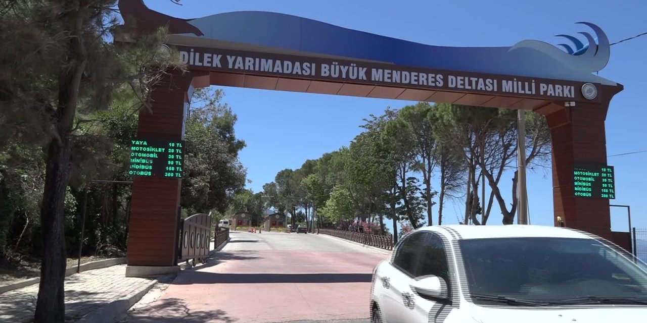 KUŞADASI’NDA PLAJLAR DOLDU TAŞTI
