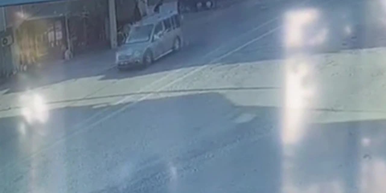 MOTOSİKLET KAZASI GÜVENLİK KAMERASINA YANSIDI