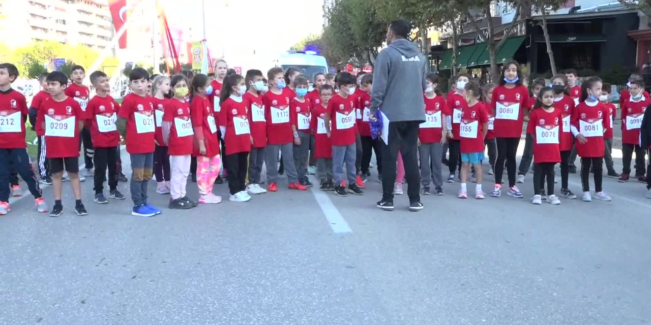 NİLÜFER'DE BAYRAM COŞKUSU, CUMHURİYET KOŞUSU İLE BAŞLADI