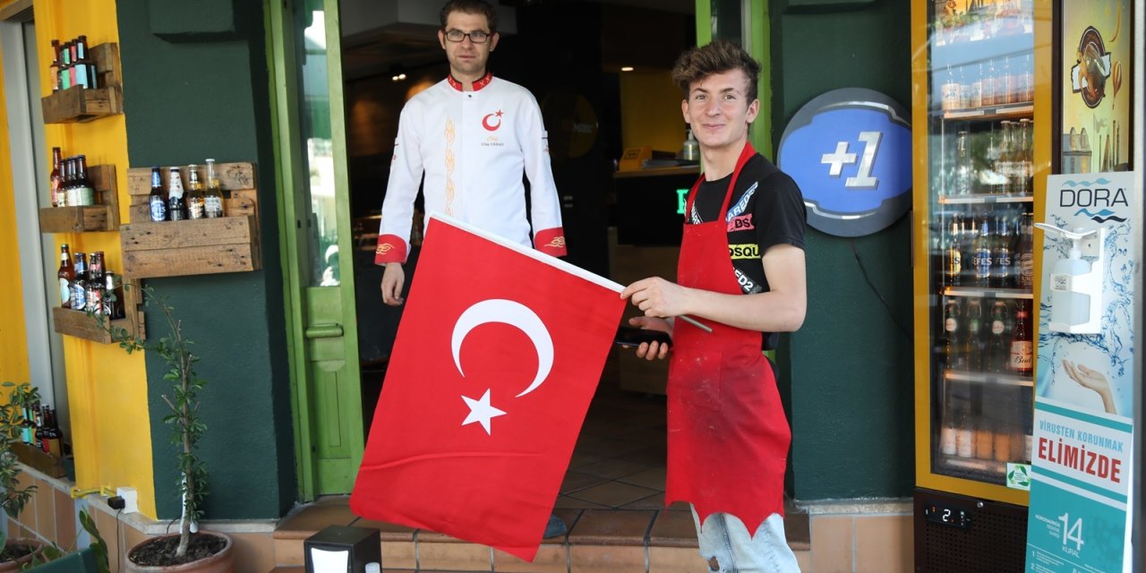 BODRUM BELEDİYESİ EKİPLERİ, 2 BİN TÜRK BAYRAĞI DAĞITTI