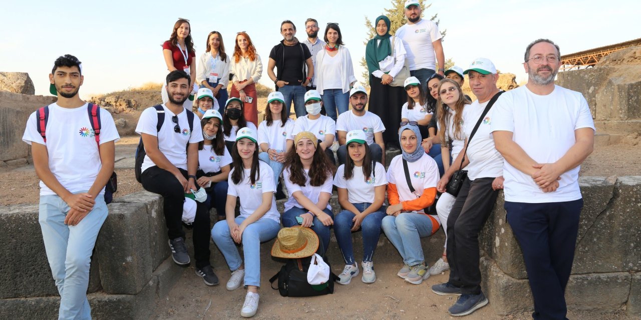 EXPO GÖNÜLLÜLERİ TELL AÇANA HÖYÜĞÜ’NÜ ZİYARET ETTİ