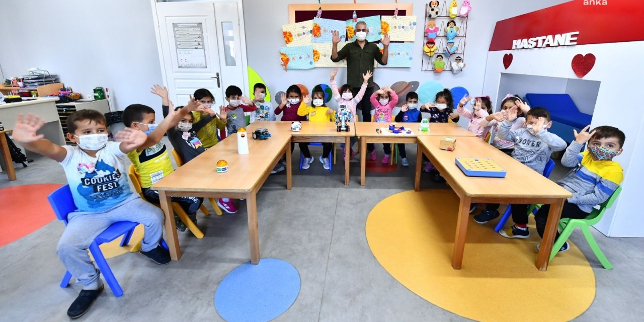 İZMİR BÜYÜKŞEHİR'DEN ANAOKULU ÖĞRENCİLERİNE ROBOTİK KODLAMA EĞİTİMİ