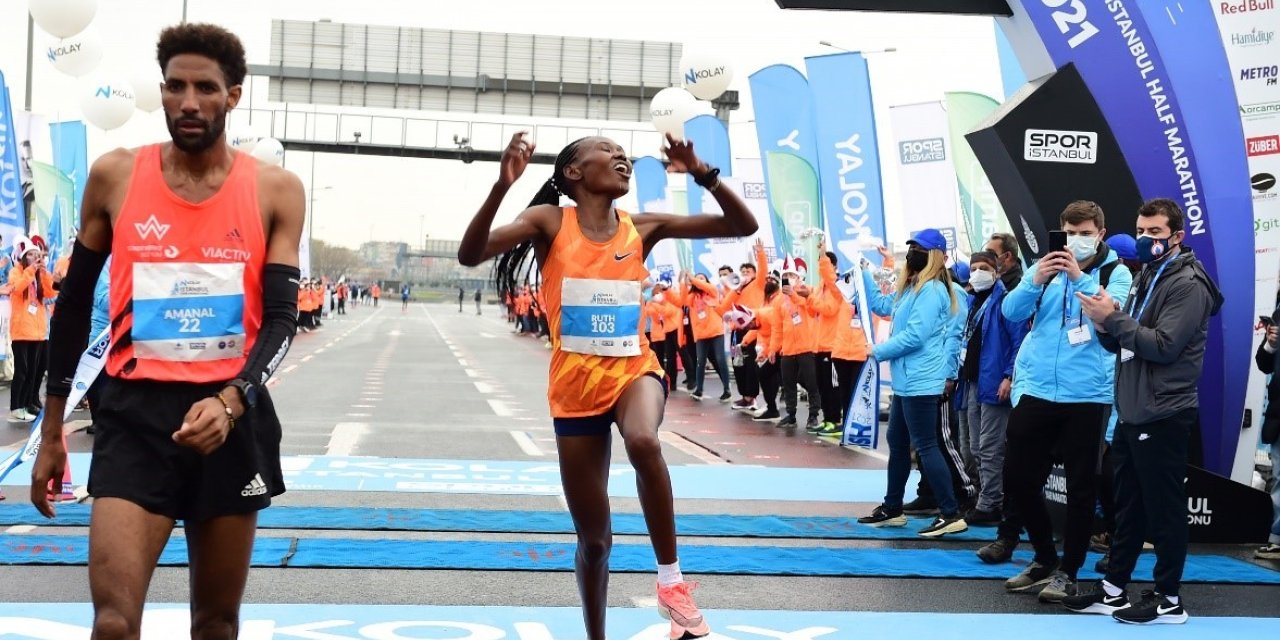 DÜNYANIN EN HIZLISI: "N KOLAY İSTANBUL YARI MARATONU"