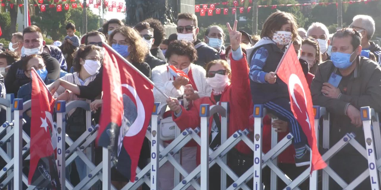 İZMİR'DE CUMHURİYET BAYRAMI COŞKUSU