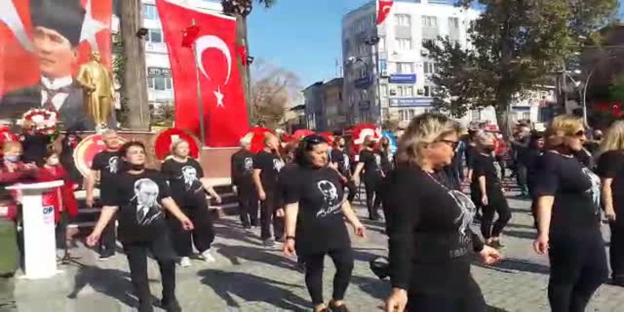 EDREMİT'TE CUMHURİYET BAYRAMI, ZEYBEK İLE KUTLANDI