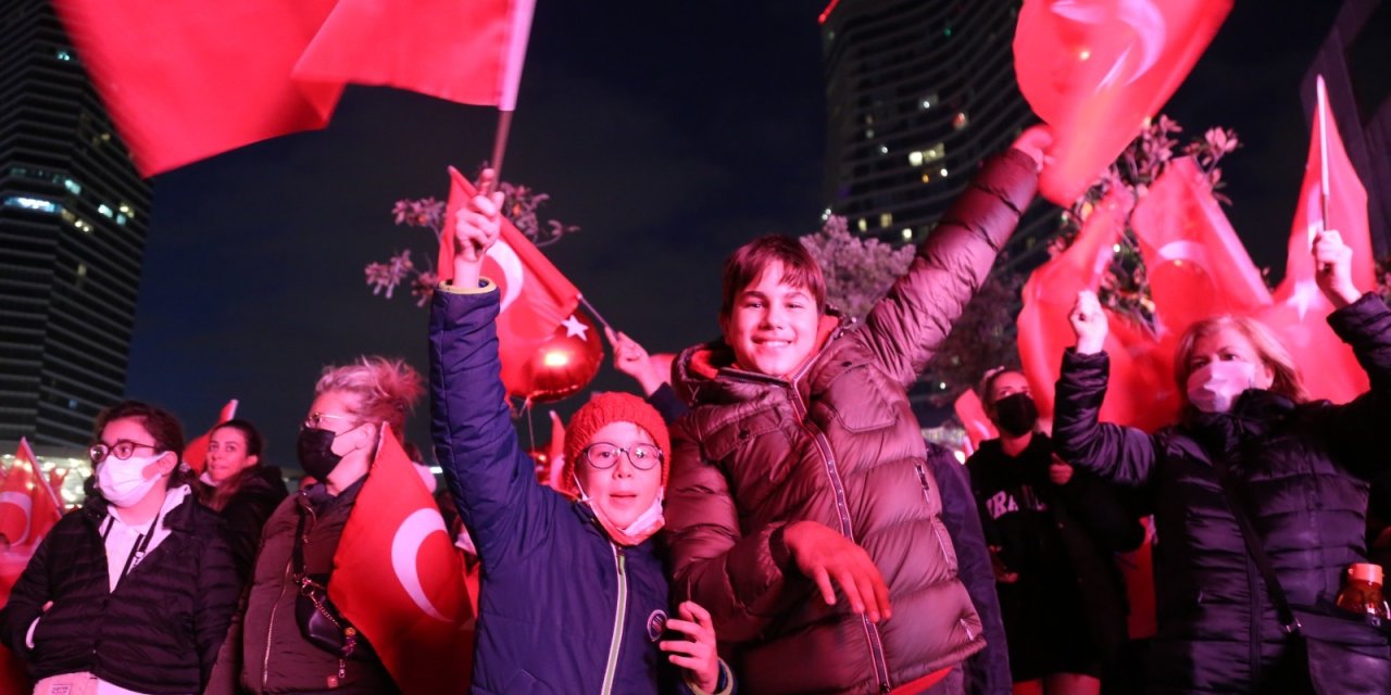 98 YILDIR DİNMEYEN COŞKUYLA ON BİNLER, ATAŞEHİR’DE BULUŞTU