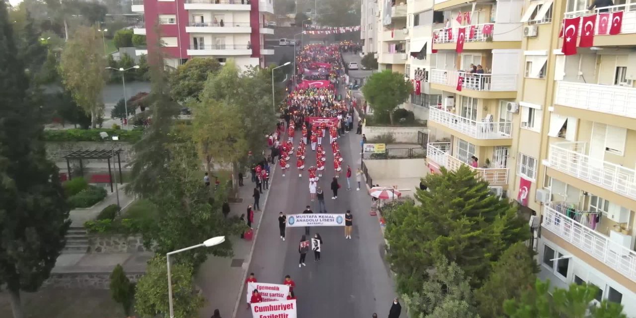 CUMHURİYET MEŞALESİ BAYRAKLI’YI AYDINLATTI